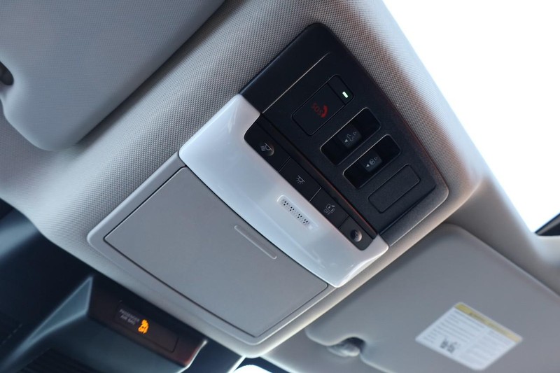 Nissan Rogue Vehicle Full-screen Gallery Image 18