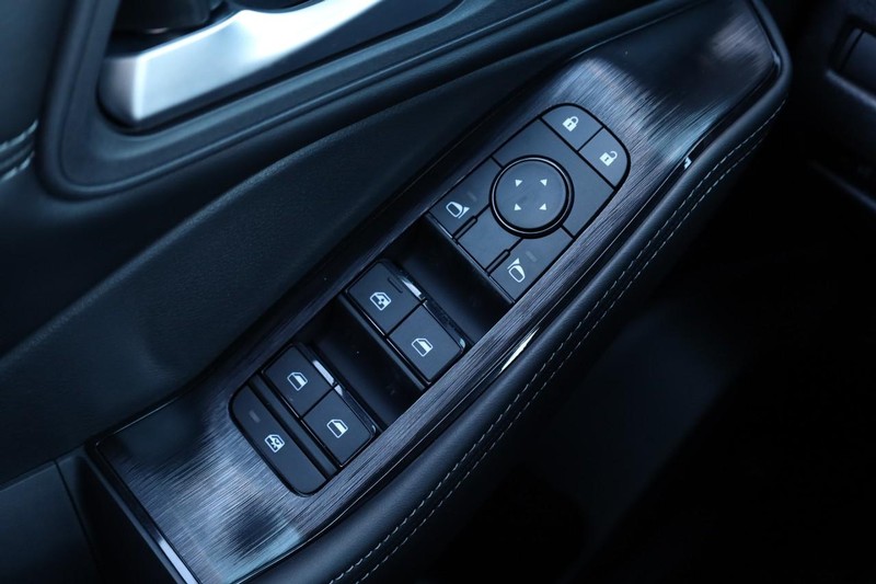 Nissan Rogue Vehicle Full-screen Gallery Image 19