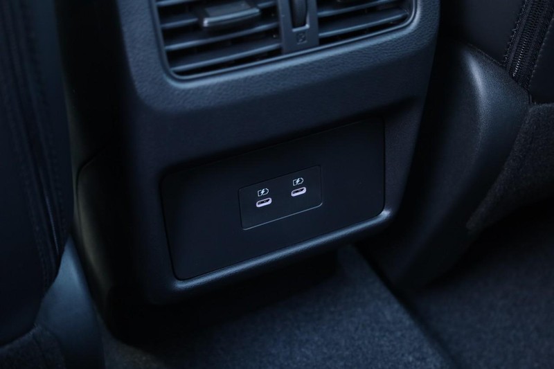 Nissan Rogue Vehicle Full-screen Gallery Image 23