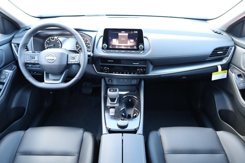 Nissan Rogue Vehicle Full-screen Gallery Image 24
