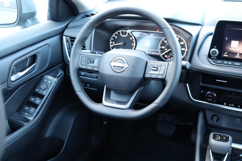 Nissan Rogue Vehicle Full-screen Gallery Image 25