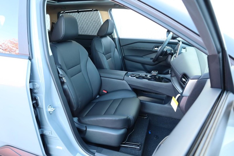 Nissan Rogue Vehicle Full-screen Gallery Image 27