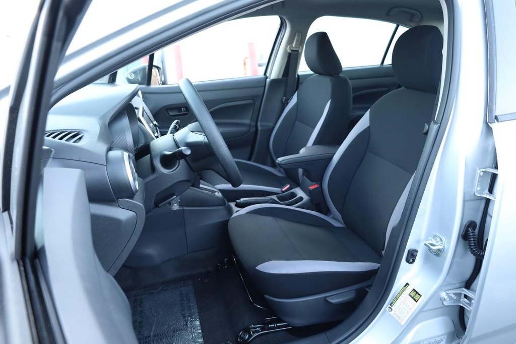 Nissan Versa Vehicle Image 08