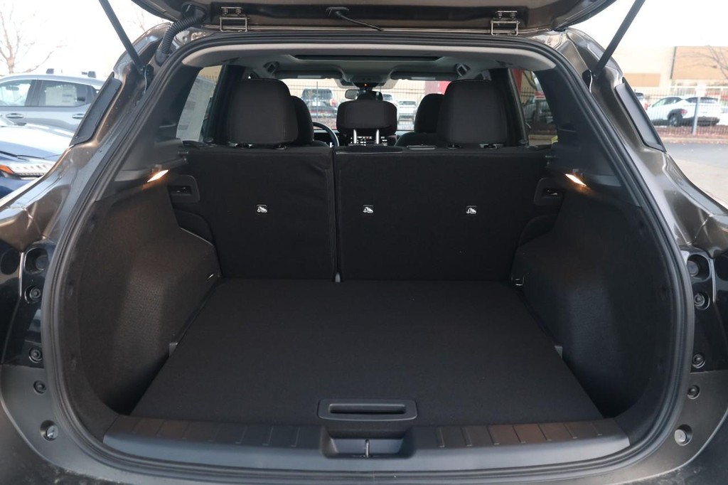 Nissan Kicks Vehicle Image 07