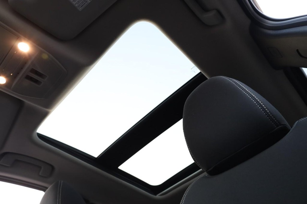 Nissan Kicks Vehicle Image 08