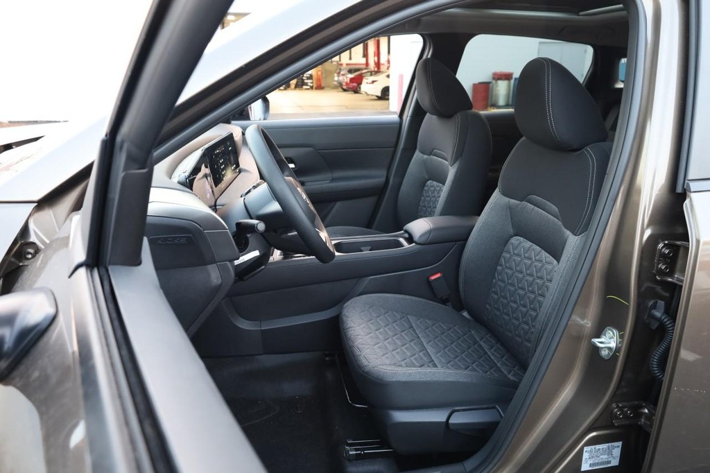 Nissan Kicks Vehicle Image 10