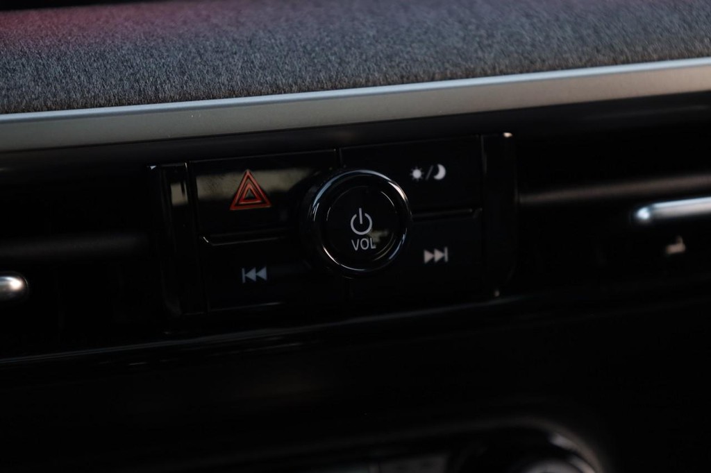 Nissan Kicks Vehicle Image 15