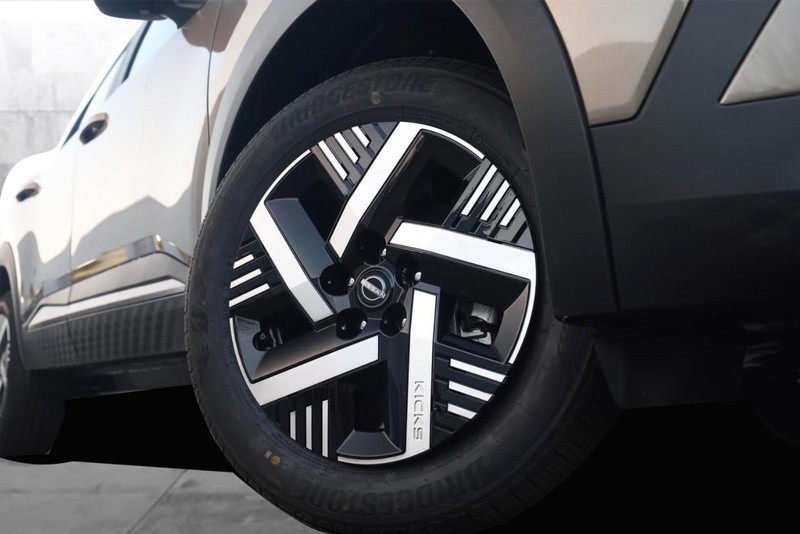 Nissan Kicks Vehicle Image 03
