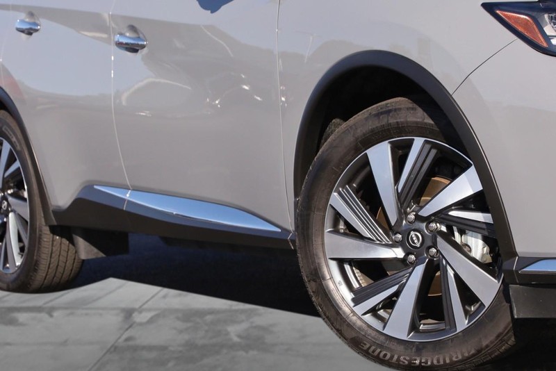 Nissan Murano Vehicle Full-screen Gallery Image 3