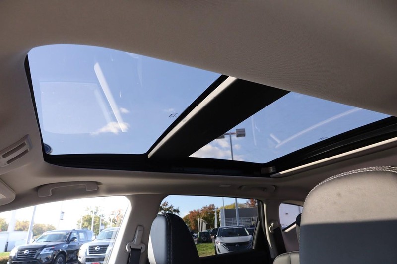 Nissan Murano Vehicle Full-screen Gallery Image 9