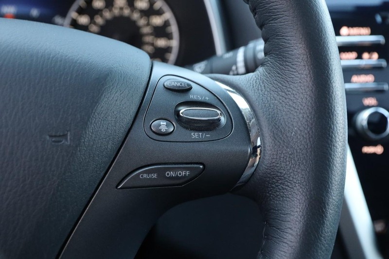 Nissan Murano Vehicle Full-screen Gallery Image 15