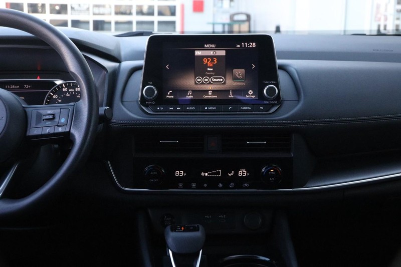 Nissan Rogue Vehicle Image 24