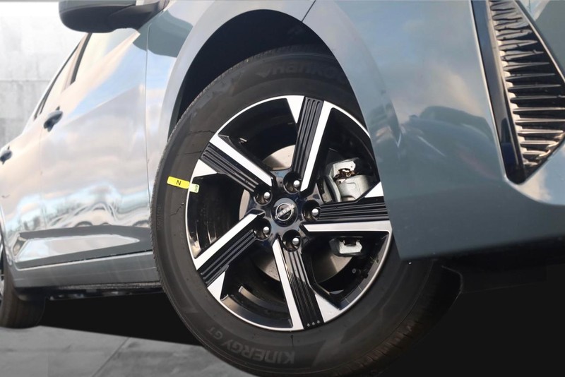 Nissan Sentra Vehicle Image 03