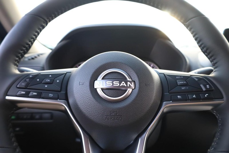 Nissan Sentra Vehicle Image 09