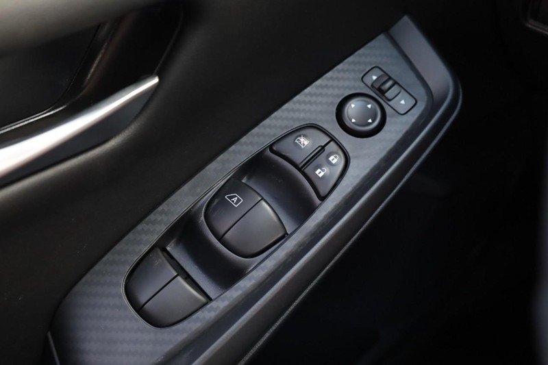 Nissan Sentra Vehicle Image 18