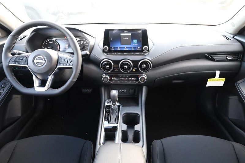 Nissan Sentra Vehicle Image 22