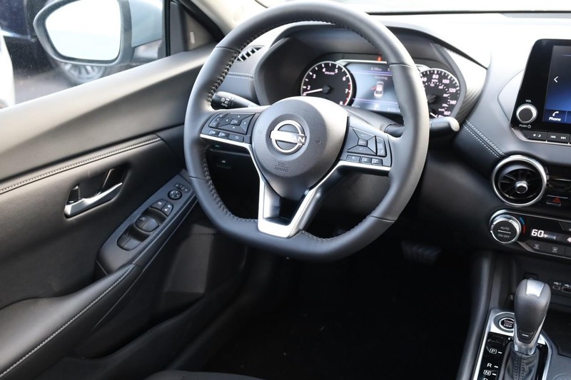 Nissan Sentra Vehicle Image 23