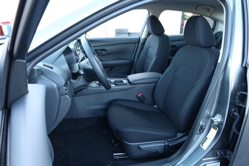 Nissan Sentra Vehicle Image 08