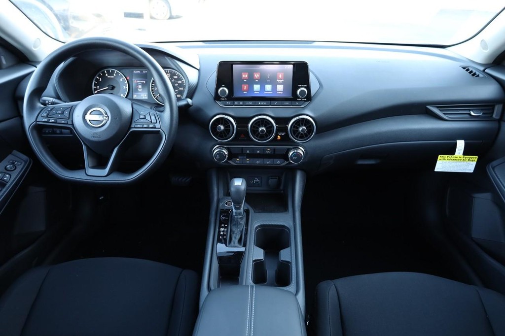 Nissan Sentra Vehicle Image 21