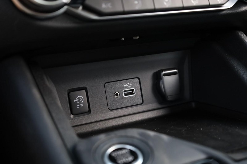 Nissan Sentra Vehicle Image 15