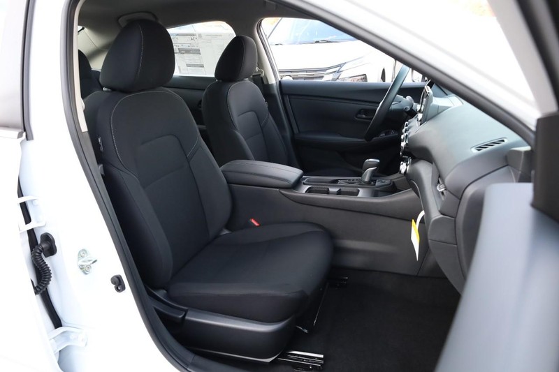 Nissan Sentra Vehicle Image 23