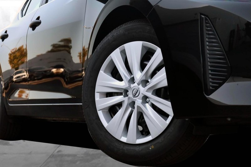 Nissan Sentra Vehicle Image 03