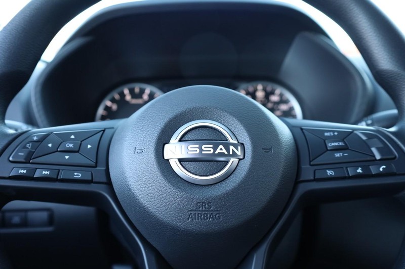 Nissan Sentra Vehicle Image 09