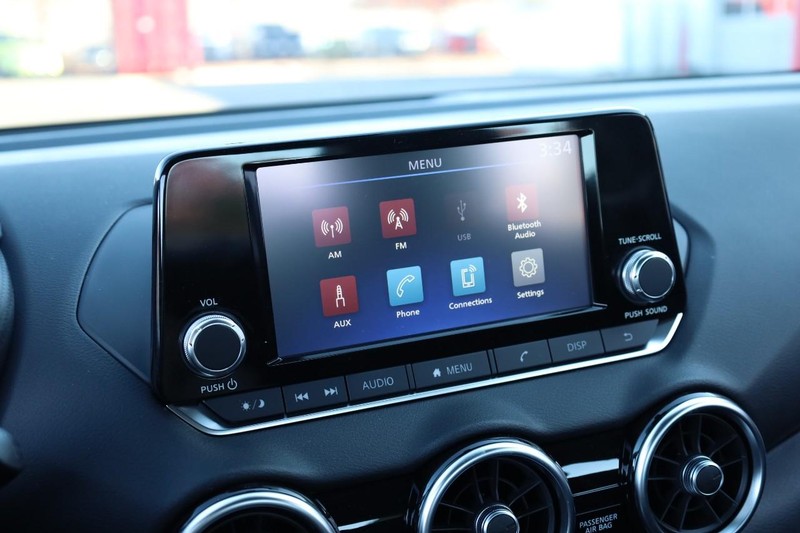 Nissan Sentra Vehicle Image 11