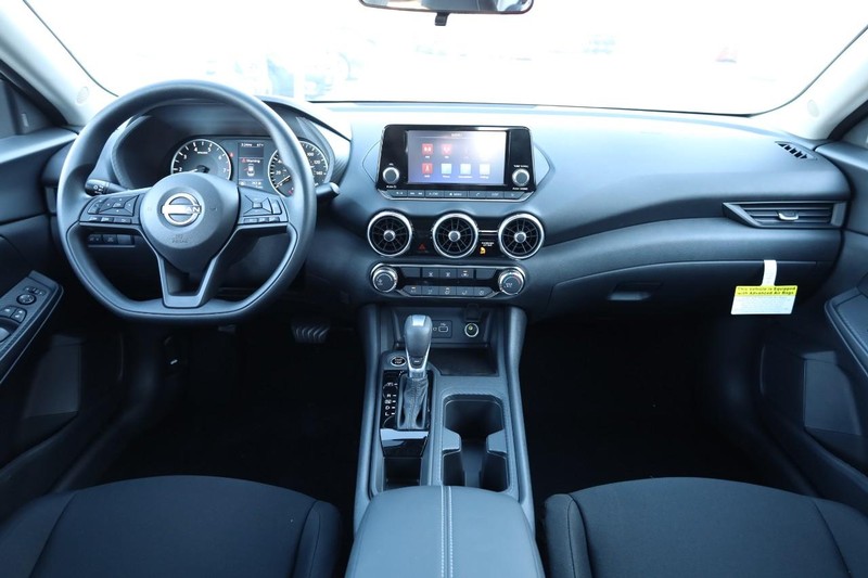 Nissan Sentra Vehicle Image 21