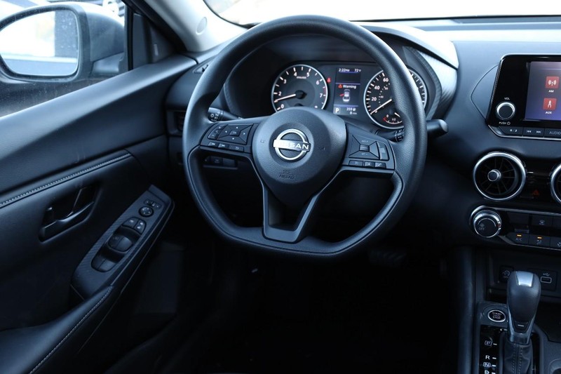 Nissan Sentra Vehicle Image 22