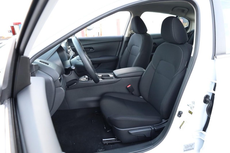 Nissan Sentra Vehicle Image 08