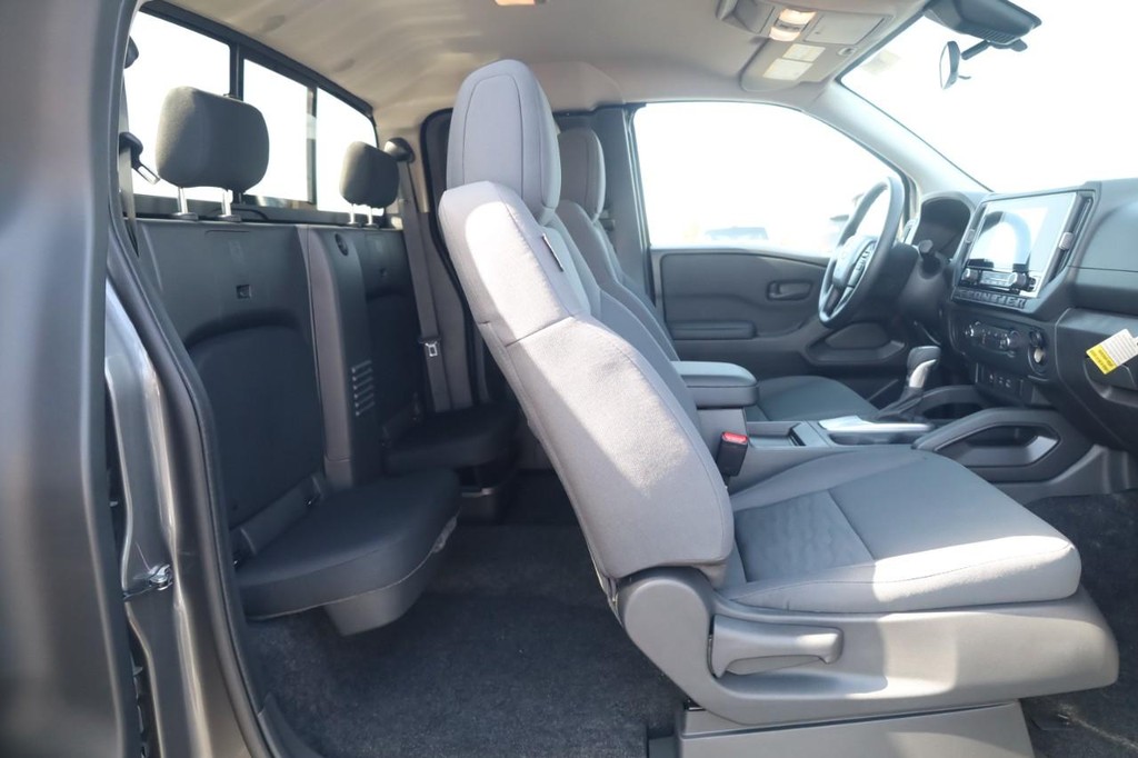 Nissan Frontier Vehicle Image 21