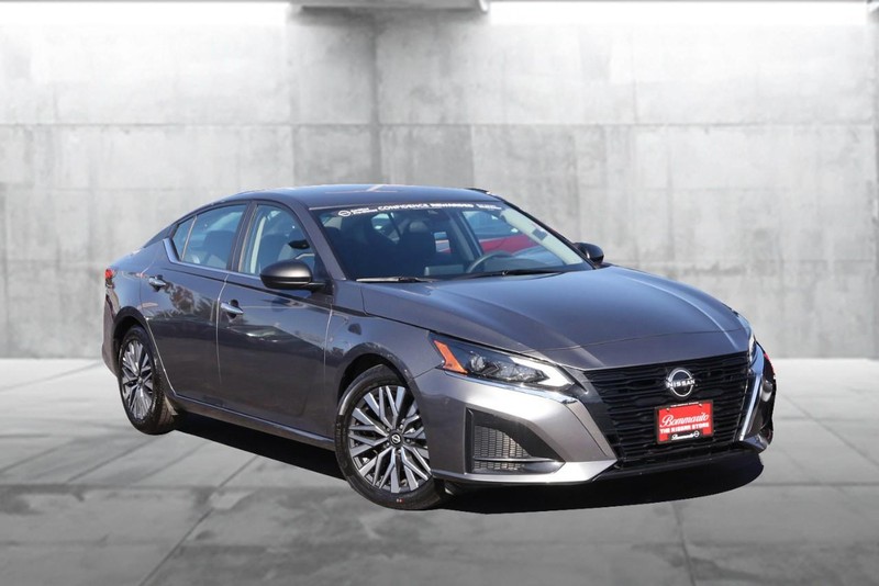 Nissan Altima Vehicle Full-screen Gallery Image 02