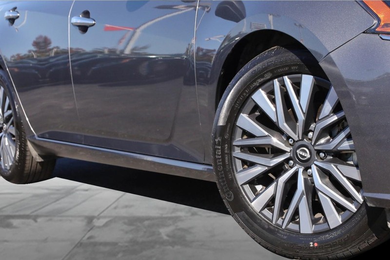 Nissan Altima Vehicle Full-screen Gallery Image 03