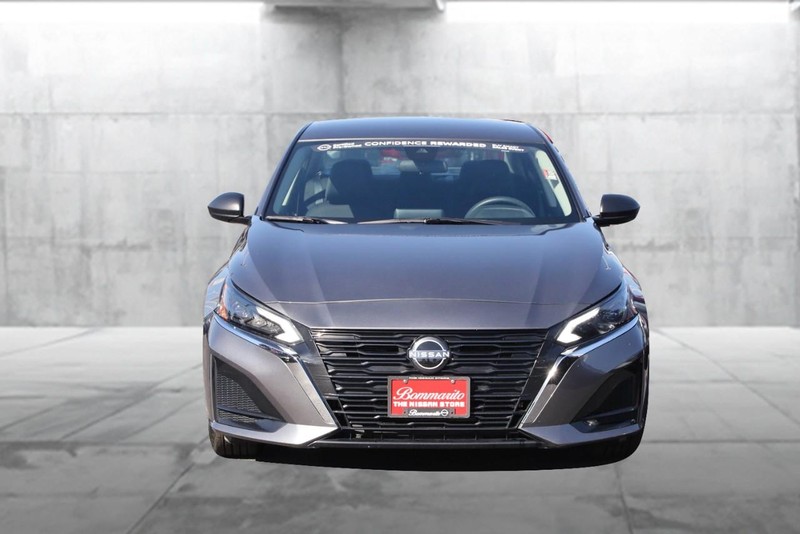 Nissan Altima Vehicle Full-screen Gallery Image 04