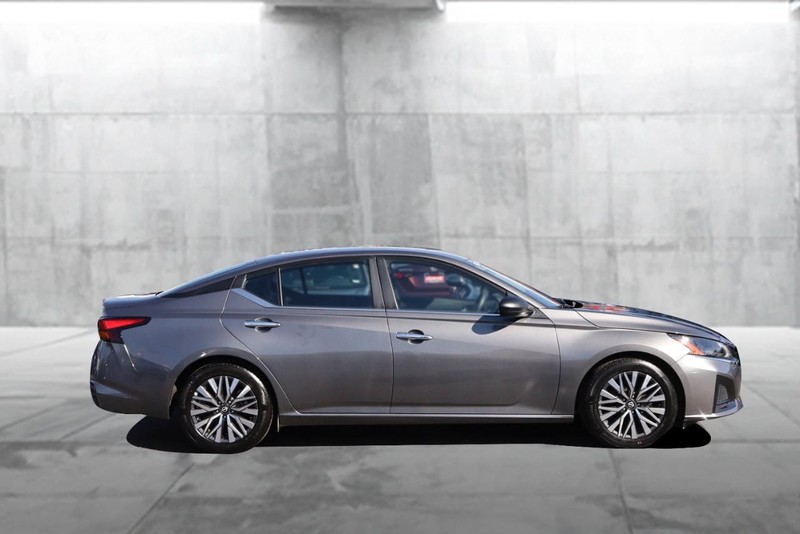 Nissan Altima Vehicle Full-screen Gallery Image 05