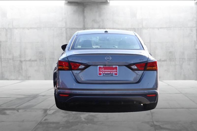 Nissan Altima Vehicle Full-screen Gallery Image 06