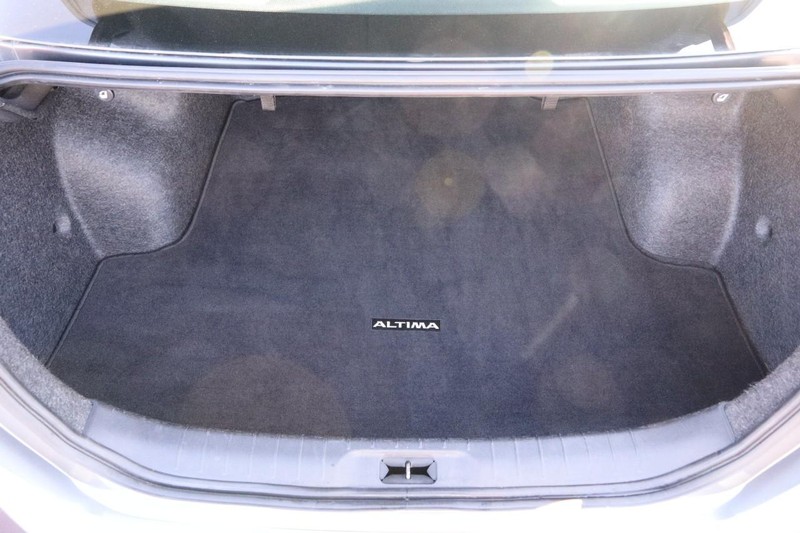 Nissan Altima Vehicle Full-screen Gallery Image 07