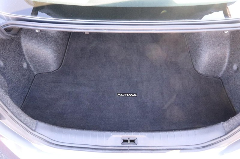 Nissan Altima Vehicle Full-screen Gallery Image 08