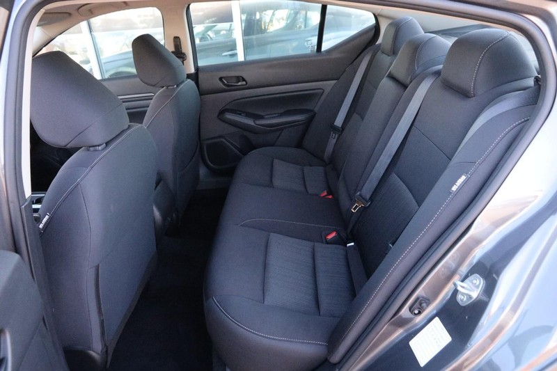 Nissan Altima Vehicle Full-screen Gallery Image 10