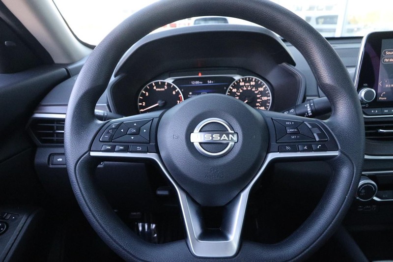 Nissan Altima Vehicle Full-screen Gallery Image 11