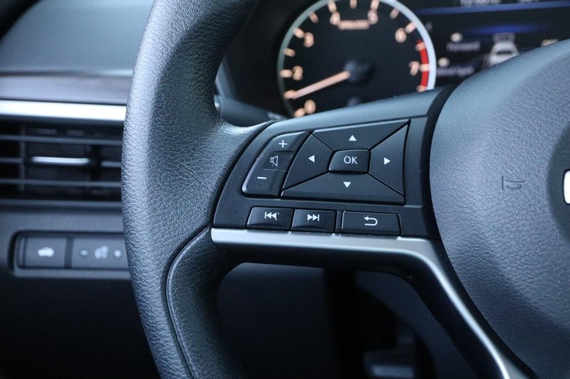 Nissan Altima Vehicle Full-screen Gallery Image 12