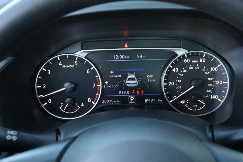 Nissan Altima Vehicle Full-screen Gallery Image 14