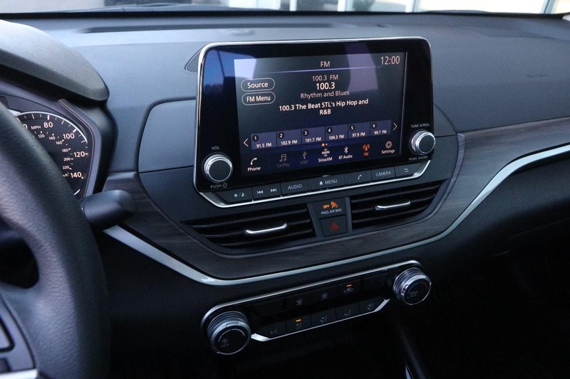 Nissan Altima Vehicle Full-screen Gallery Image 15