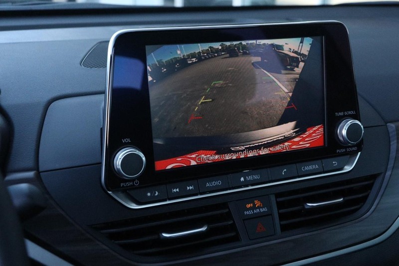Nissan Altima Vehicle Full-screen Gallery Image 16