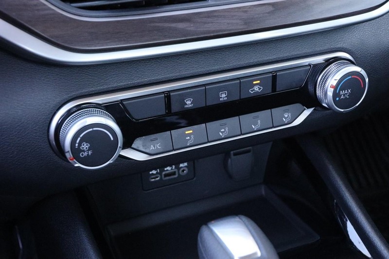 Nissan Altima Vehicle Full-screen Gallery Image 17