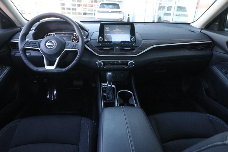 Nissan Altima Vehicle Full-screen Gallery Image 20