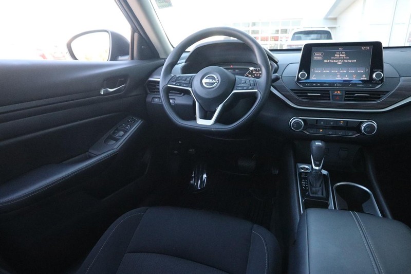 Nissan Altima Vehicle Full-screen Gallery Image 21
