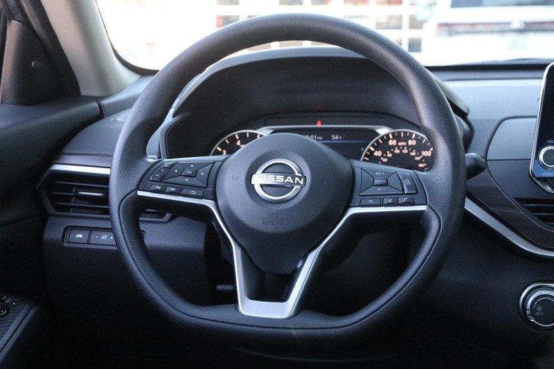 Nissan Altima Vehicle Full-screen Gallery Image 22