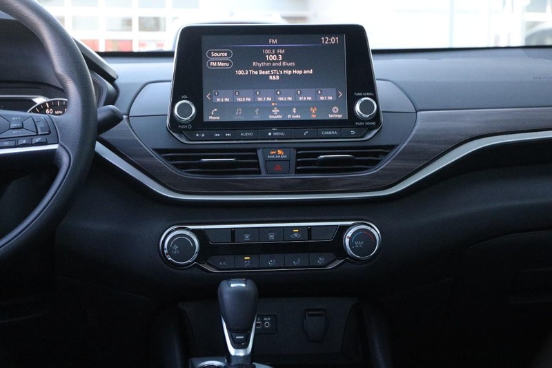 Nissan Altima Vehicle Full-screen Gallery Image 23